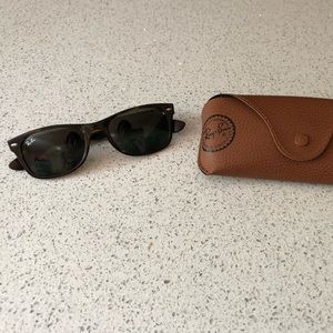 Ray-Ban New Wayfarer 2132 Sunglasses. Unisex.